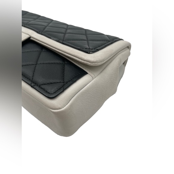 ✨$3899✨ Chanel Quilted Graphic Flap Bag - Picture 6 of 8